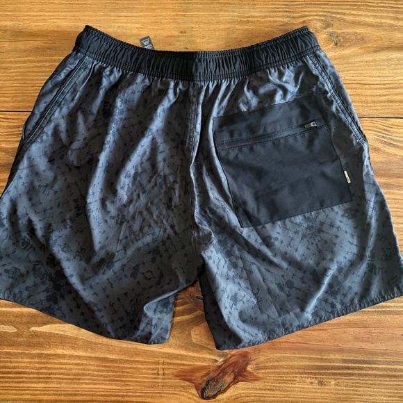 Vuori Linerless Workout Shorts – Size M | - Picture 2 of 3